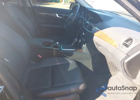 2014 Mercedes-Benz C 300 Luxury 4Matic z USA, uszkodzony, nr VIN WDDGF8AB9ER302472